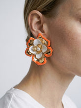 Load image into Gallery viewer, Large Flower Studs