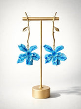 Load image into Gallery viewer, Gold dangle Earrings with Flower