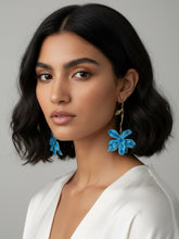 Load image into Gallery viewer, Gold dangle Earrings with Flower